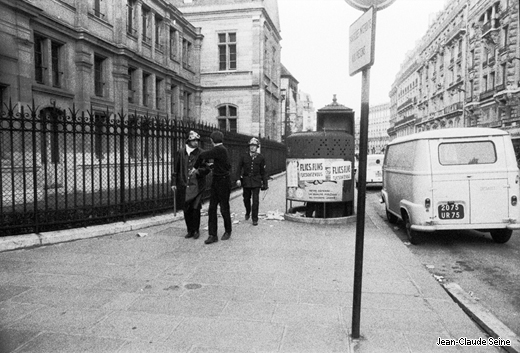 Mai 68 - Paris - Arts et Métiers, arrestation d'étudiants