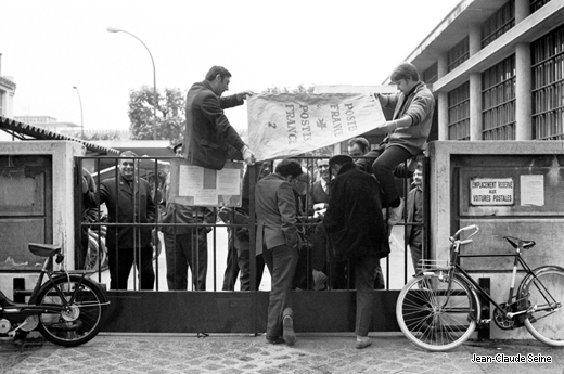 Mai 68 - Paris - Piquet de greve PTT, centre de tri