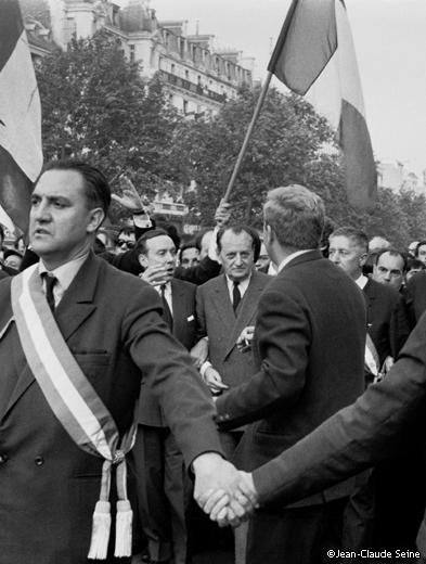 Mai 68 - Paris - Manifestation aux champs elysees avec Malraux